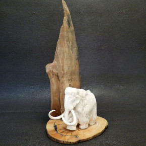 großes Mammut mit Berg