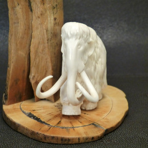 großes Mammut mit Berg