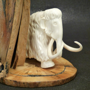 großes Mammut mit Berg