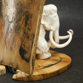 großes Mammut mit Berg