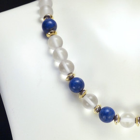Kette aus mattiertem Bergkristall mit Lapislazuli und Gold 585/-