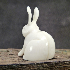 sitzender Hase aus Mammut