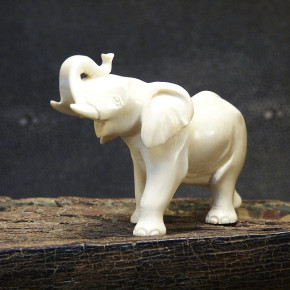 Elefant aus hellcremigem Mammut