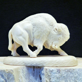 Bison aus Mammut-Elfenbein mit Rindenfärbung