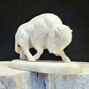 Bison aus Mammut-Elfenbein mit Rindenfärbung