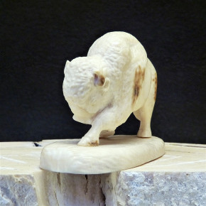 Bison aus Mammut-Elfenbein mit Rindenfärbung