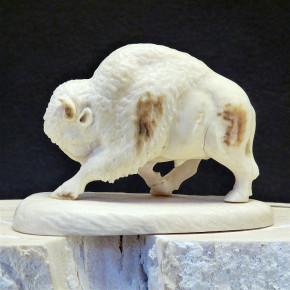 Bison aus Mammut-Elfenbein mit Rindenfärbung