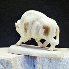 Bison aus Mammut-Elfenbein mit Rindenfärbung