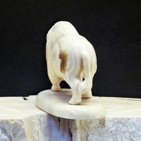 Bison aus Mammut-Elfenbein mit Rindenfärbung