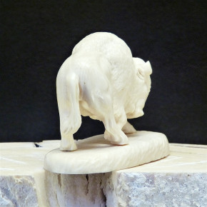 Bison aus Mammut-Elfenbein mit Rindenfärbung