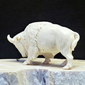 Bison aus Mammut-Elfenbein