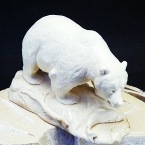 großer Gizzly-Bär mit Lachs aus Mammut