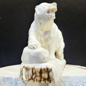 großer Grizzly-Bär aus Mammut