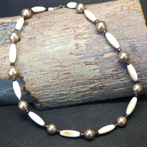 Collier aus Mammut, Perlmutt und Hämatit