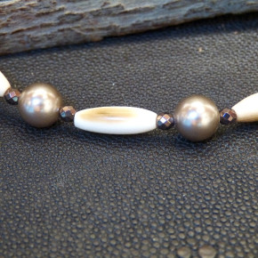Collier aus Mammut, Perlmutt und Hämatit