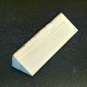 Mammut-Dreikant ca. 57x18x10,5mm