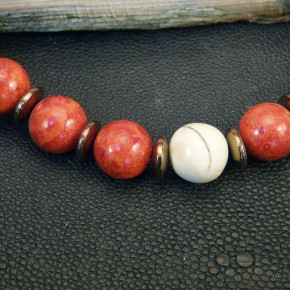 Schaumkorallenkette mit Hämatit und Mammut