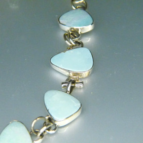 Silberarmband mit Opalen