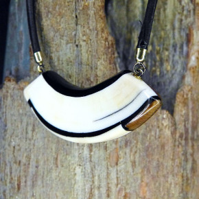 Mammut-Bogencollier mit brauner Ecke