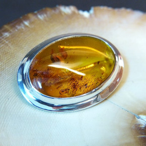 Silberbrosche mit Bernstein