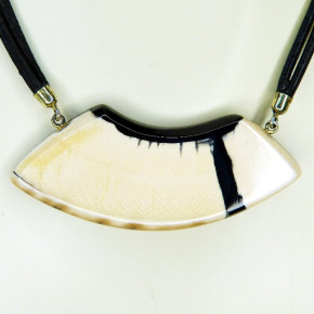 cremefarbenes Collier schön gemasert