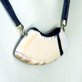 cremefarbenes Collier schön gemasert