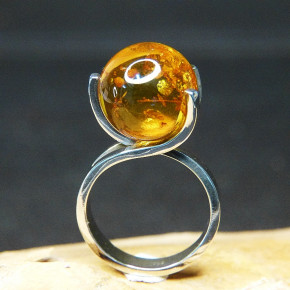 Designerring Silber mit Bernsteinkugel W 19