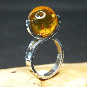 Designerring Silber mit Bernsteinkugel W 19