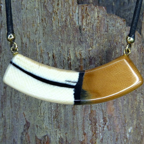 kleines Bogencollier mit brauner Färbung