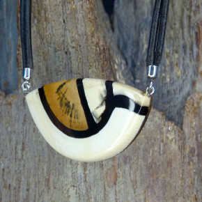 Mammut-Collier toll gefärbt