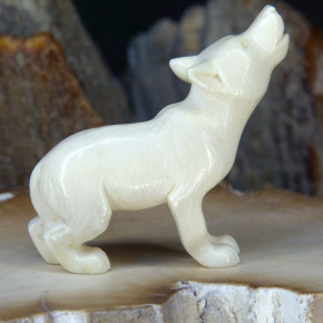 heulender Wolf aus Mammut-Elfenbein