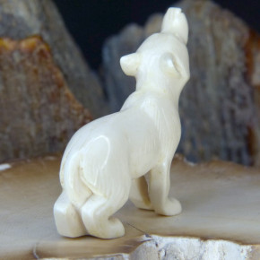 heulender Wolf aus Mammut-Elfenbein