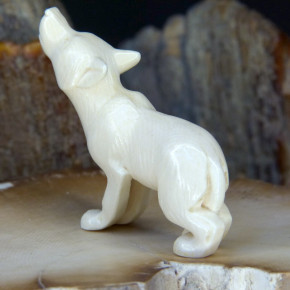 heulender Wolf aus Mammut-Elfenbein