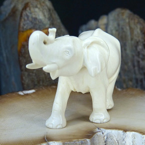 Elefant aus hellem Mammut-Elfenbein