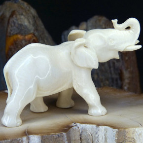 Elefant aus hellem Mammut-Elfenbein