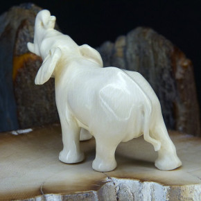 Elefant aus hellem Mammut-Elfenbein
