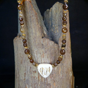 zartes Collier mit braunem Achat und Mammut