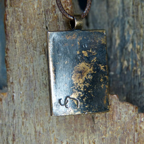 Bronzeanhänger mit brauner Färbung
