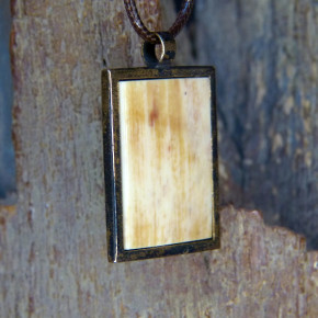 Bronzeanhänger mit Mammutrinde