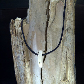 Mammut-Anhänger mit poliertem Messing