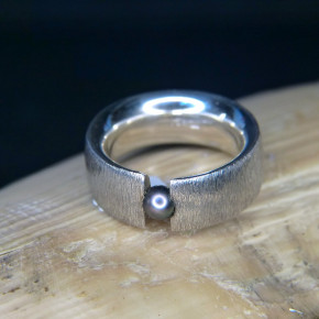 Ring aus mattiertem Silber mit Perle W16,6 Kollektion "Bernd Wolf"