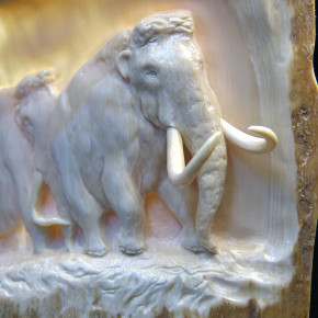 Mammut-Relief aus der Rinde